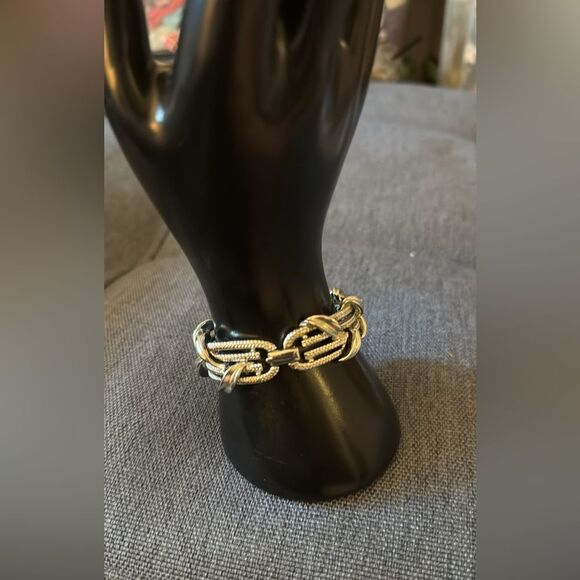 Vintage Signed 60’s Lisner Silver-tone Bracelet with Ribbon & Leaves. - Picture 3 of 10